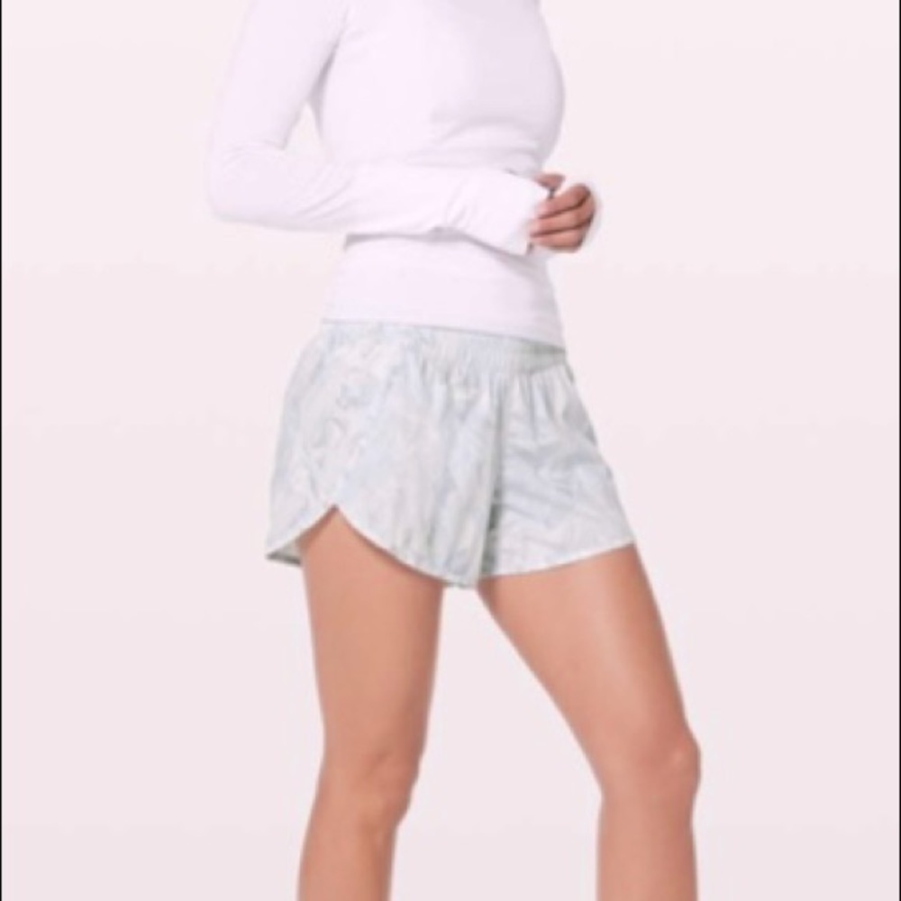 Lululemon Tracker 4” Short (Size 6) Grey and White
